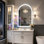 Miroir de salle de bain arqué avec lumières DEL et haut-parleur Bluetooth intégré, unité d'affichage de la température et de l'heure - Miroirs de maquillage pour salle de bain éclairés intelligemment - 3 lumières réglables anti-buée à intensit