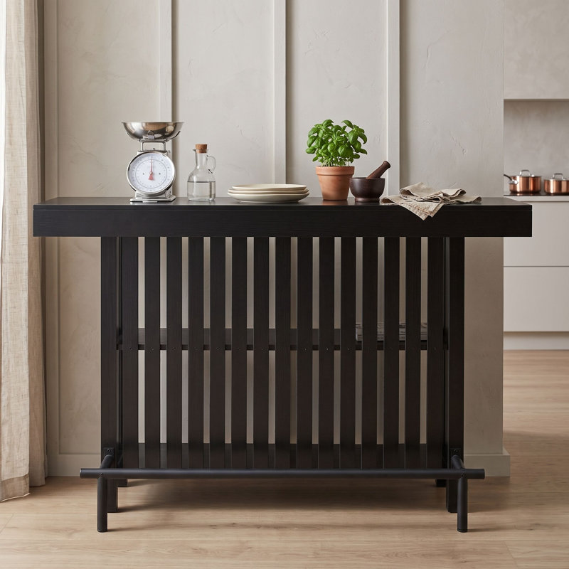 Buffet moderne de hauteur comptoir avec étagères de rangement, plateau effet marbre, repose-pieds en métal et panneaux à lattes.