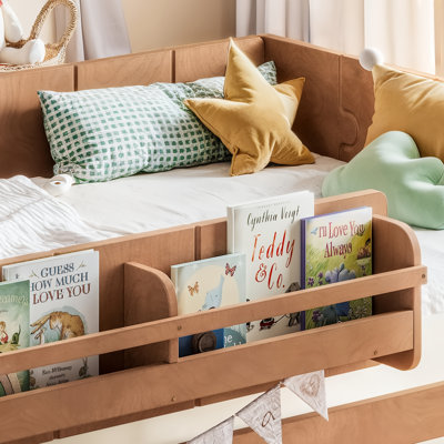 Lit simple au sol avec garde-corps pleine longueur et bibliothèque, lattes en bois massif Montessori, conception à profil bas et élément enfantin, beige et naturel profond
