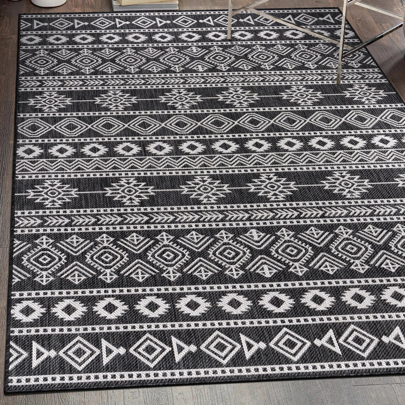 Tapis intérieur / extérieur noir / blanc Ishi Southwestern, Rectangle 5 pi x 7 pi