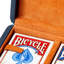 Boîte de jeu The Ridge incluant deux jeux de cartes en cuir bleu