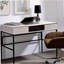 Bureaux naturels et noirs avec une connexion USB-751659367