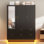 Armoire 3 portes avec 4 tiroirs, tablettes et lumières DEL