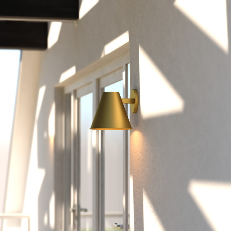 Applique murale d'extérieur contemporaine en or 1 lumière H 6,25 po Berners, abat-jour conique en acier durable, compatible avec les DEL, conforme au ciel étoilé, à utiliser pour la porte d'entrée ou de garage du porche extérieur