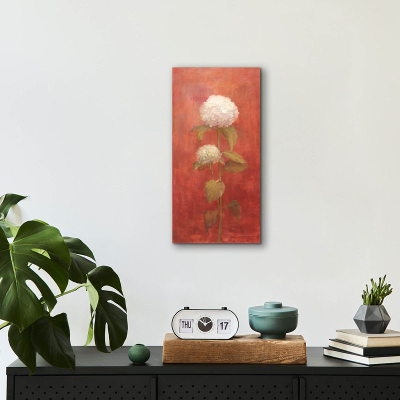 «White Hydrangea On Red» par Danhui Nai, art mural en verre acrylique, H 24 po x l 12 po