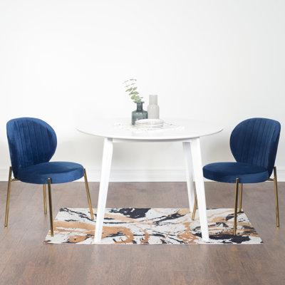 3 tables de salle à manger rondes blanches - une table avec 2 chaises et un revêtement en velours d'hévéa recouvert de velours doux ajoute de la chaleur à l'espace et à la construction