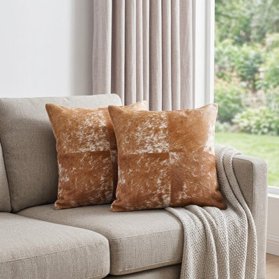 Ensemble de deux coussins décoratifs en cuir de vache brun et blanc de 18 po