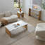Table basse blanche en faux marbre et finition naturelle pour le divertissement dans le salon de style organique, largeur 47,24 pouces