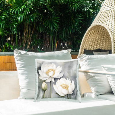 Coussin d'extérieur blanc imprimé lotus blancs sur fond gris par Kim Allen