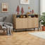 Ce buffet de style maison de campagne en bois naturel est doté de 4 portes, de tablettes réglables et d'un bar à café encastré. Solution de rangement pratique, idéale pour la cuisine et le salon.