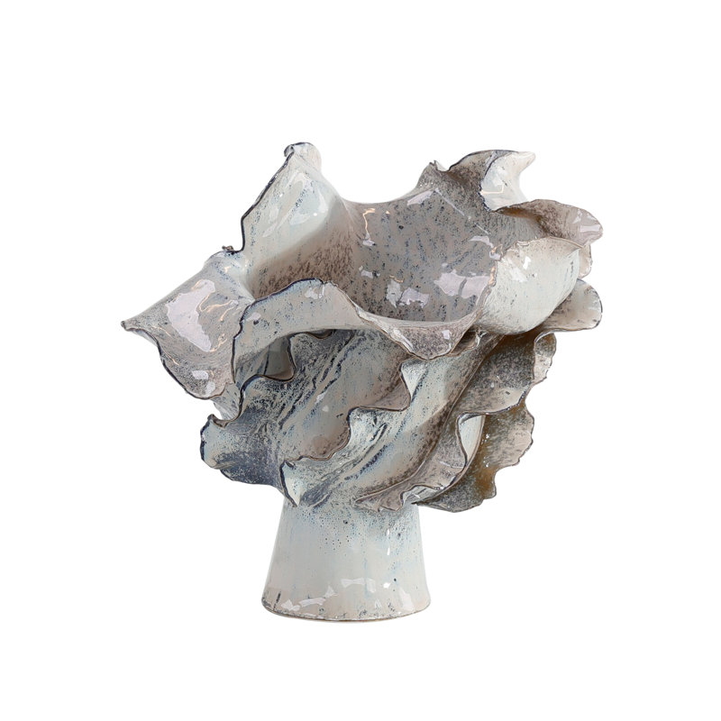 Petit vase en porcelaine ondulée