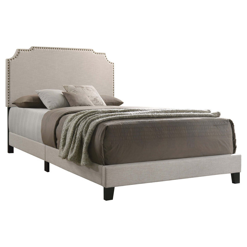 Très grand lit tapissier à motif cuivré beige, confort luxueux et design élégant pour les chambres modernes.