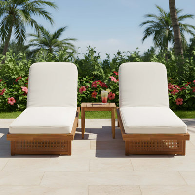 Ensemble de 2 chaises longues en bois d'acacia massif avec dossiers inclinables à positions multiples et table d'appoint à lattes rustique assortie pour la détente en plein air.