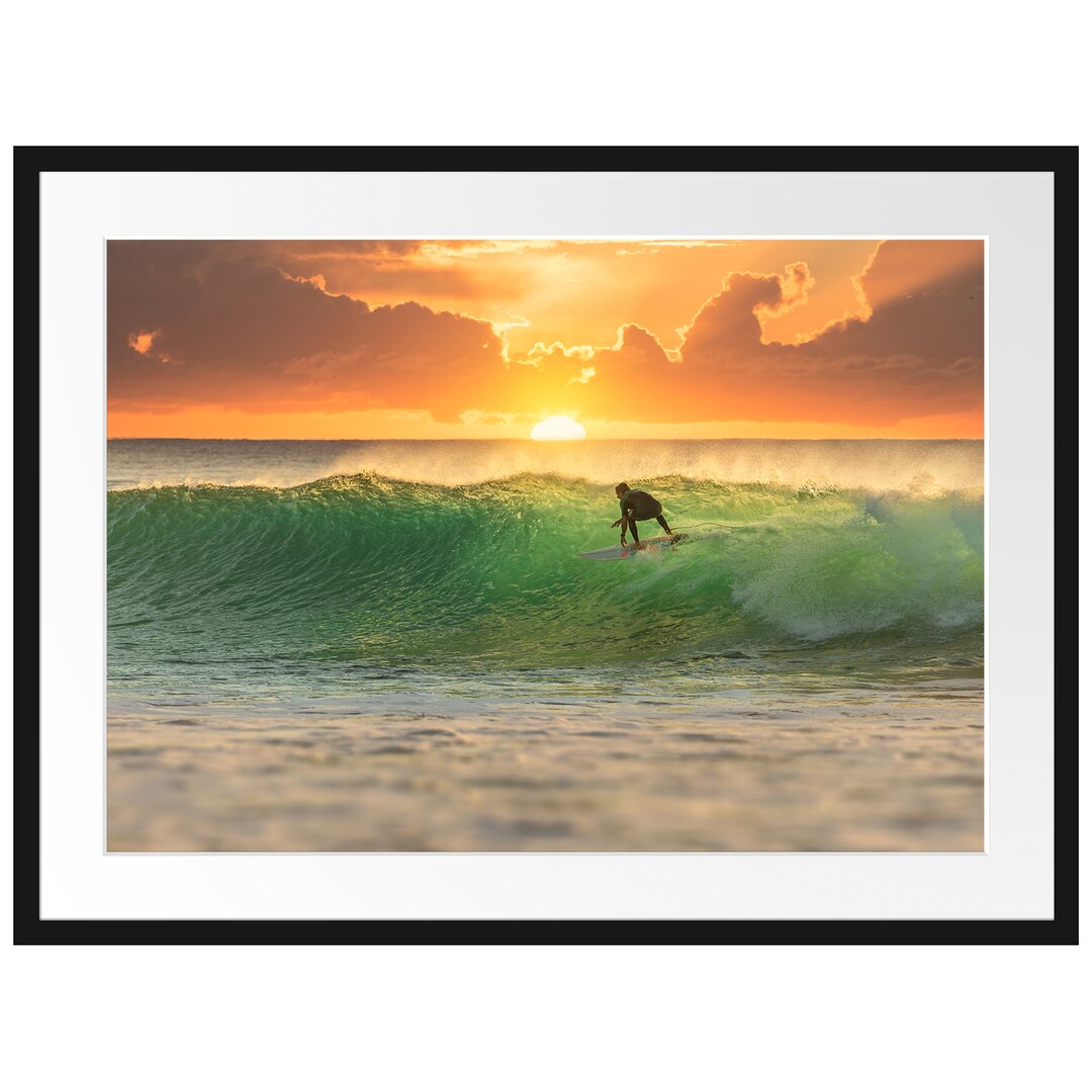 Gerahmtes Poster Surfen im Sonnenuntergang