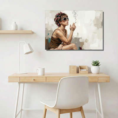 Art mural sur toile femme avec des cheveux roses et des bigoudis fumant