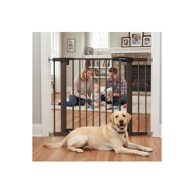 Barrière pour bébé 29,7 à 40,6 po Mumeasy pour escalier, barrière pour chien à fermeture automatique pour les portes, barrière pour animaux fixée à la pression avec double verrou, brun
