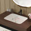 Meuble-lavabo Mid-Century moderne avec lavabo en céramique et plateau en pierre frittée. Il comporte un tiroir inclinable à fermeture en douceur pour un rangement efficace. Les pieds en acier thermolaqué ajoutent de la stabilité