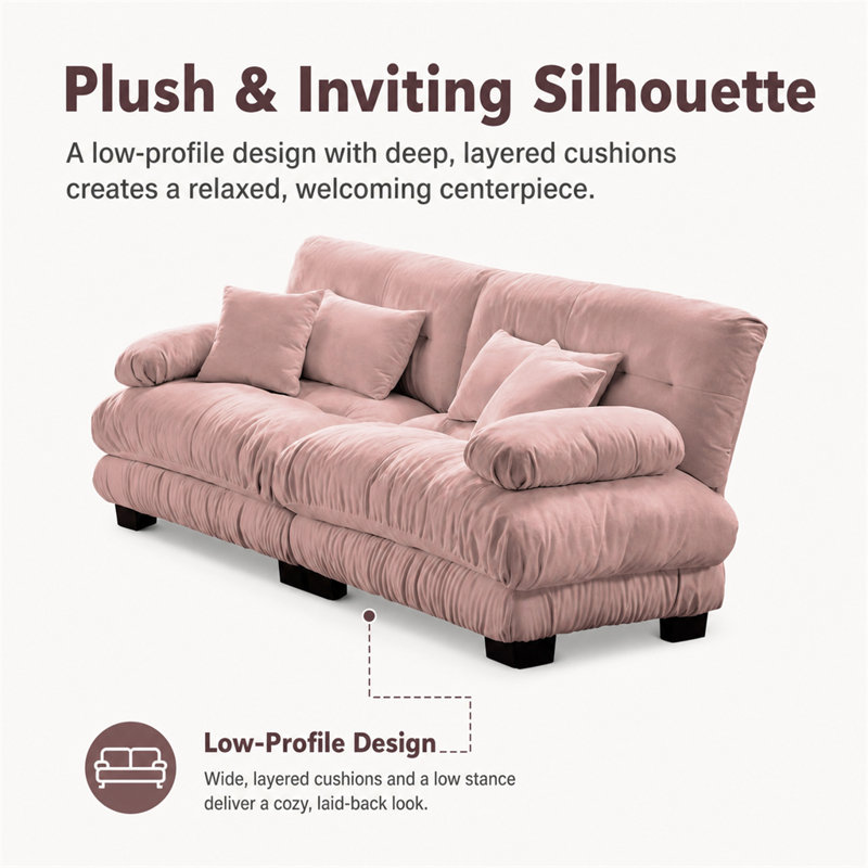 Causeuse en forme de nuage en chenille rose, comprenant deux coussins lombaires et deux coussins décoratifs.