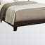 Lit en similicuir brun transitionnel Warminster dans un grand lit, H 45,6 po x l 64,05 po x L 85,11 po