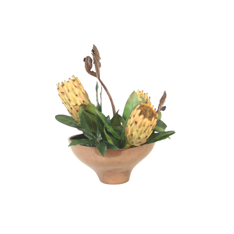 Proteas jaune-vert dans un bol laqué or