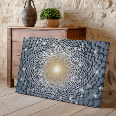 La toile crée un design abstrait avec un motif de grille composé d'art mural de petites formes hexagonales métalliques disposées en spirale