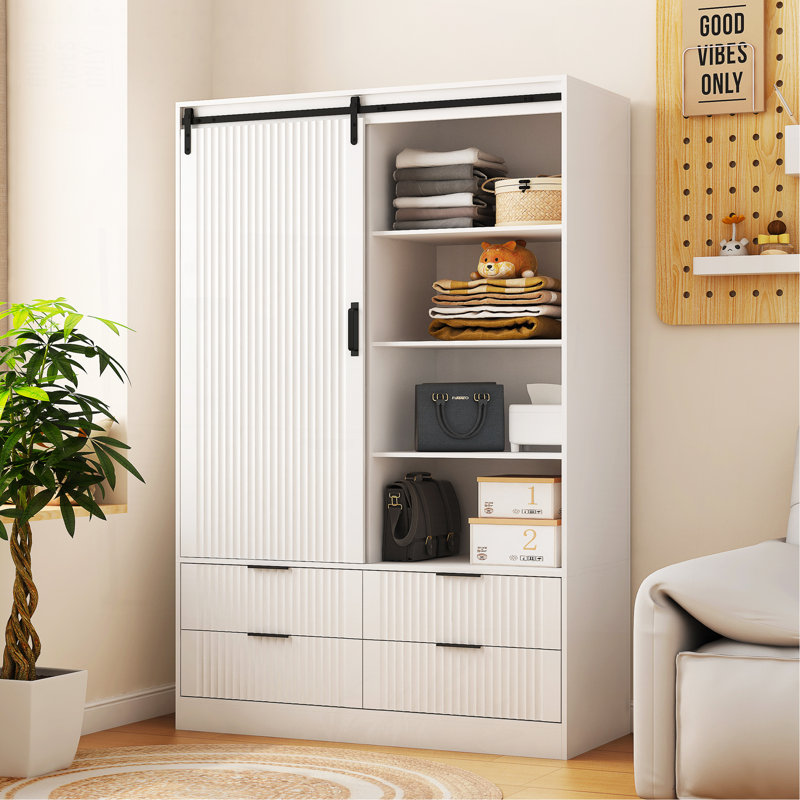 Garde-robe de chambre spacieuse avec tringle, tiroirs et tablettes ouvertes pour un grand rangement