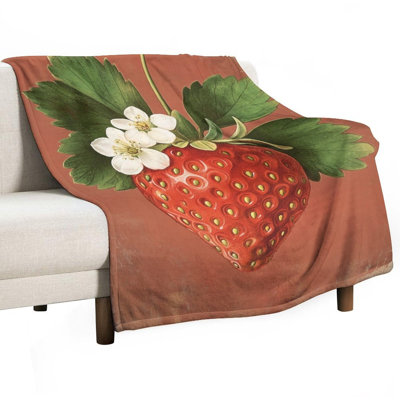 Jeté de fleurs de fraise mûre sur fond rustique en flanelle, jeté doux et chaud pour le canapé-lit du salon