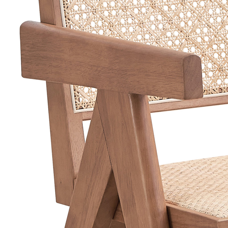 Chaise beige et naturelle avec pieds pour un siège pratique et respirant