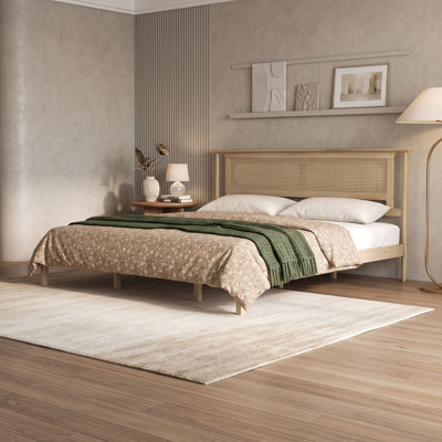 Lit plateforme en bois avec tête de lit en rotin, pieds de soutien renforcés et espace de rangement sous le lit.