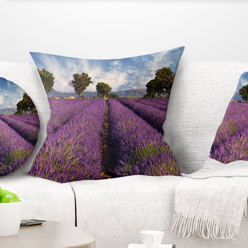 Champ de lavande sur un vent venteux après-midi - Coussin imprimé floral, 16 po x 1 po, Coussin décoratif