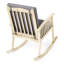 Chaise berçante en bois gris pour un moment paisible en plein air