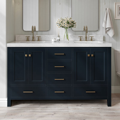 Meuble-lavabo double Cambridge 60 po en bois massif bleu nuit, avec comptoir en marbre de Carrare de 2 po et lavabo rectangulaire centrale.