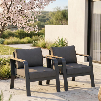 Ensemble de 2 fauteuils de jardin contemporains avec structure robuste en aluminium, coussins doux et lavables, revêtement en plastique gris foncé.
