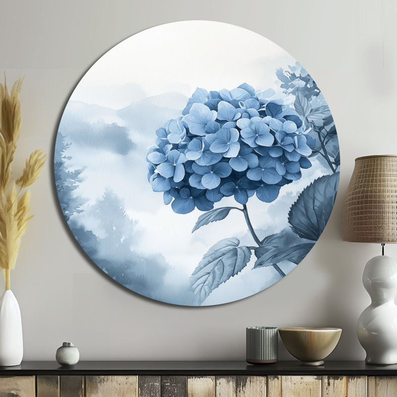 Hortensias dans un jardin brumeux I - hydrangées rondes, art mural en métal bleu traditionnel, H 16 po x l 16 po