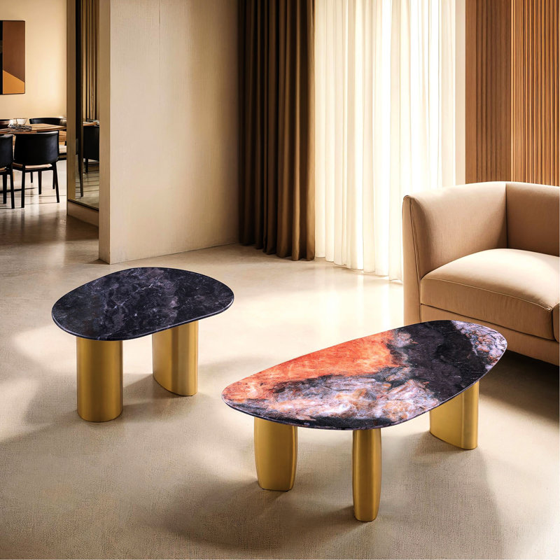 Table basse 1 pièce au design contemporain, plateau en pierre frittée, pieds en acier inoxydable doré, angles arrondis, finitions noir, gris et or mat, 130 cm (l) x 70 cm (p) x 44 cm (h).