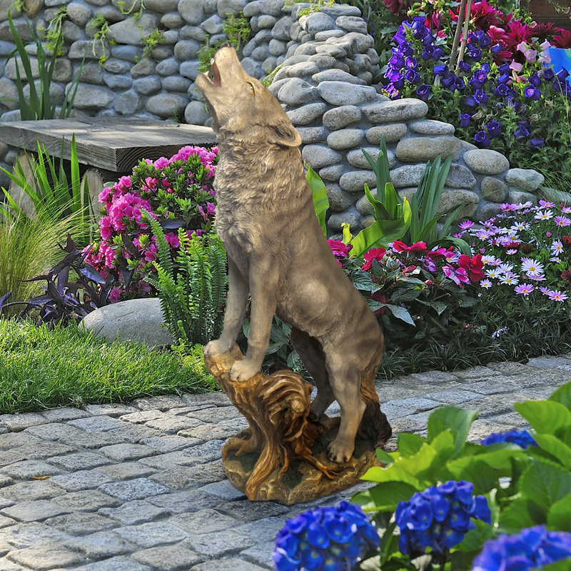 Statue de jardin loup solitaire