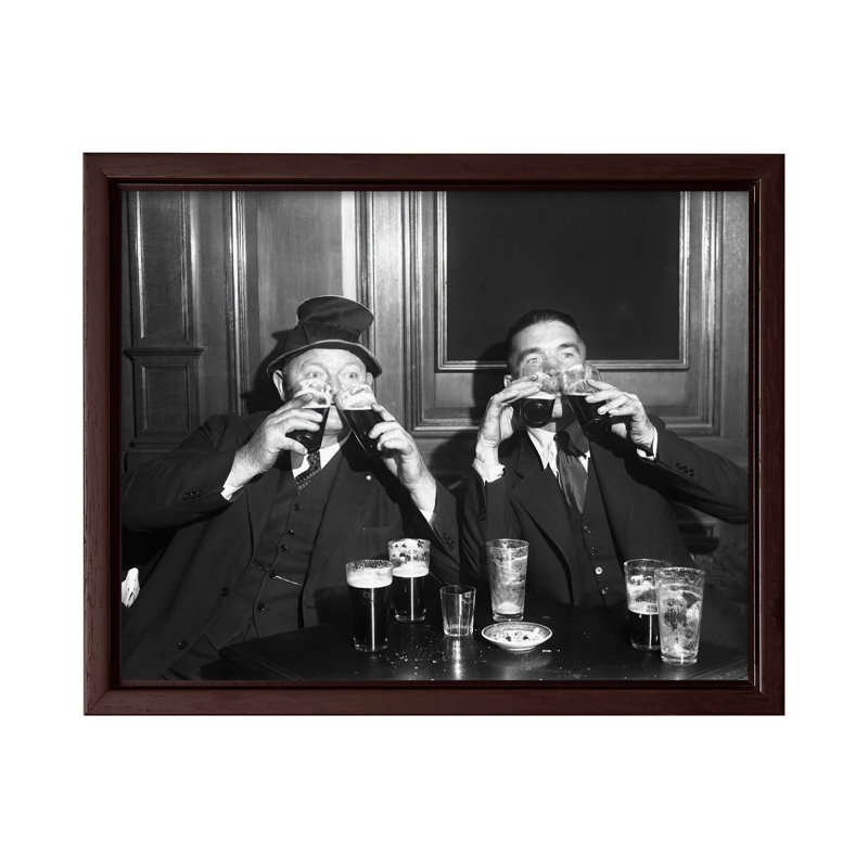 Hommes buvant de la bière, Cadre noir, Canevas, H 18 po x l 24 po