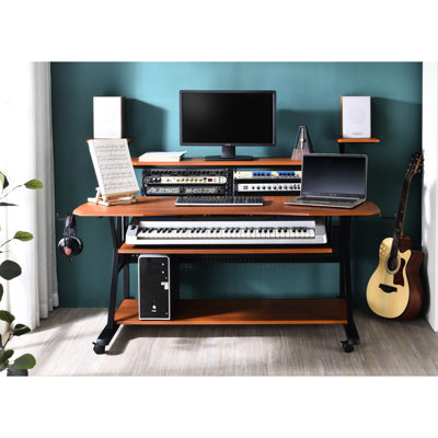 Bureau de musique Willow Cherry & Black conçu pour un clavier à 61 touches, un plateau de table de 18 mm, une tablette de rangement supérieure l 47 po x l 9 po, un haut-parleur 9 po, une base l 51 po x l 16 po, une base l 40 po x l 13 po de clavier avec pieds de l 30 po x l 23 po