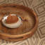 Plateau décoratif rond finement sculpté pour un service et un rangement élégants, parfait pour la maison et les événements