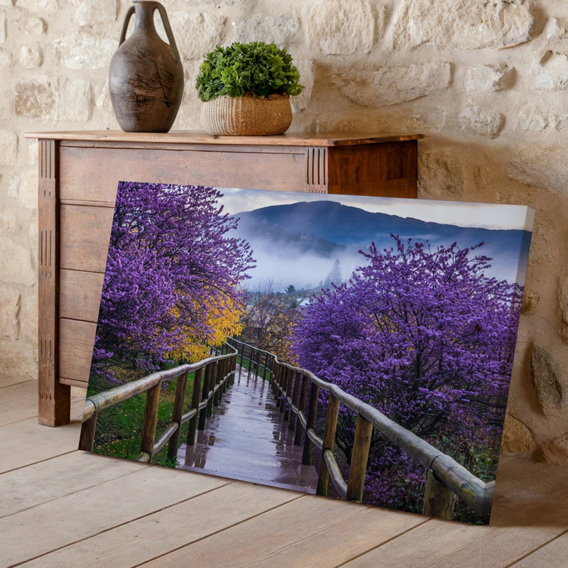 Toile, un sentier serein serpente à travers un paysage animé encadré par des arbres lavande en fleurs et un riche feuillage mauve