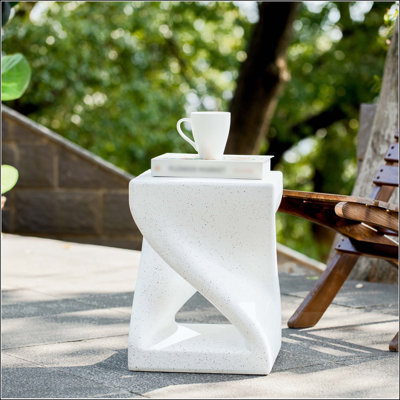 Table d'appoint à base torsadée MGO avec finition moucheté Terrazzo