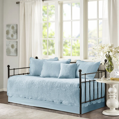 Housse de lit de jour bleue - 6 pièces, bords festonnés, 100% microfibre, rembourrage en mélange de coton, ajustement de matelas pour lit simple, housse de protection de 17 po, housse de coussin de 15 po, 3 taies décoratives, 1 coussin décoratif 6 po