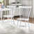 Table blanche avec chaises blanches