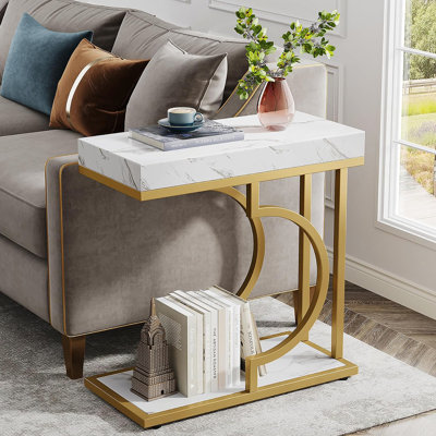 Table d'appoint en forme de C avec plateau en faux marbre blanc et structure en métal doré, durable et peu encombrante pour une vie moderne