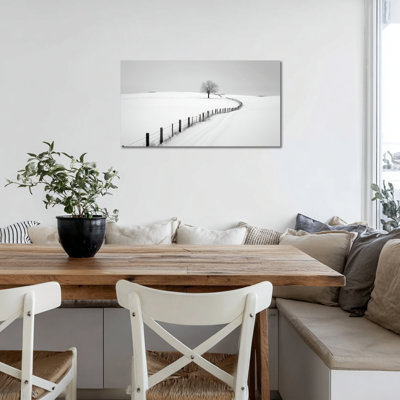 Art mural de Noël scène d'hiver, clôture de ferme enneigée et photos d'arbres, avec style minimaliste, affiches paisibles pour le salon