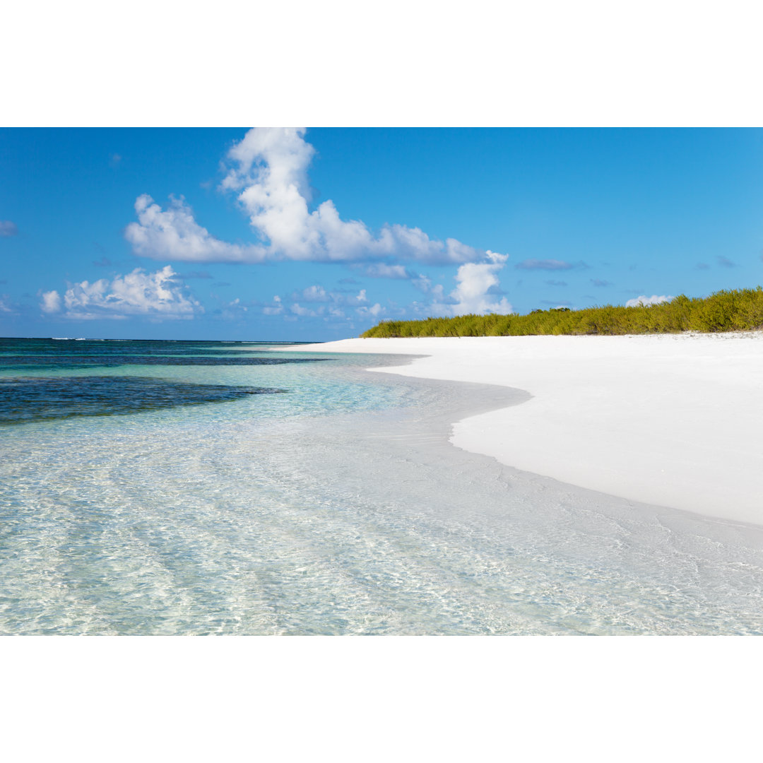 Unberührter weißer Sandstrand in Anegada