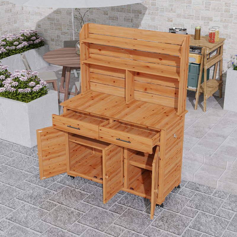Banc de rempotage d'extérieur en bois de sapin avec beaucoup de rangement, tablettes réglables, crochets et roulettes verrouillables