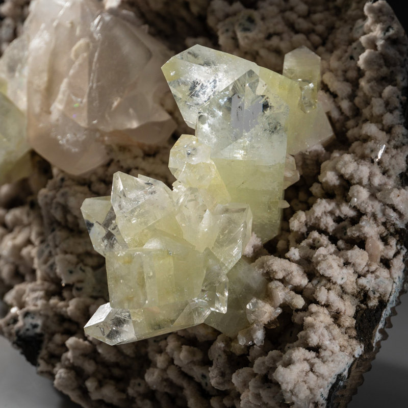 Apophyllite verte sur calcédoine