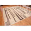 Tapis moderne à motif primitif abstrait One-of-a-Kind