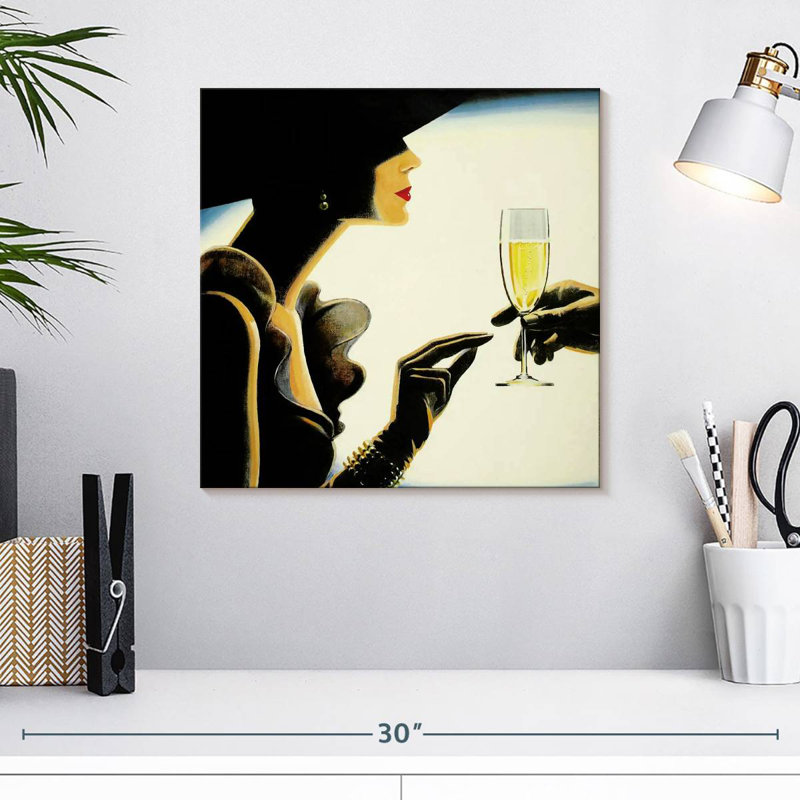 Leisha, femme chic, accepte un verre de champagne, H 16 po x l 16 po